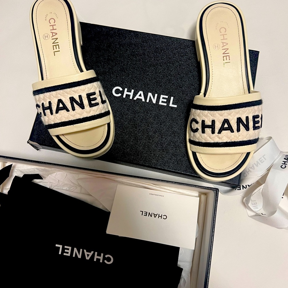 I Am Selling Chanel sleepers, if your correct size is 7,5 so you can buy it )